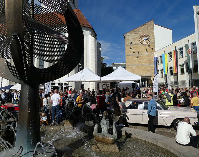 Menschen und Oldtimer auf dem Adenauerplatz